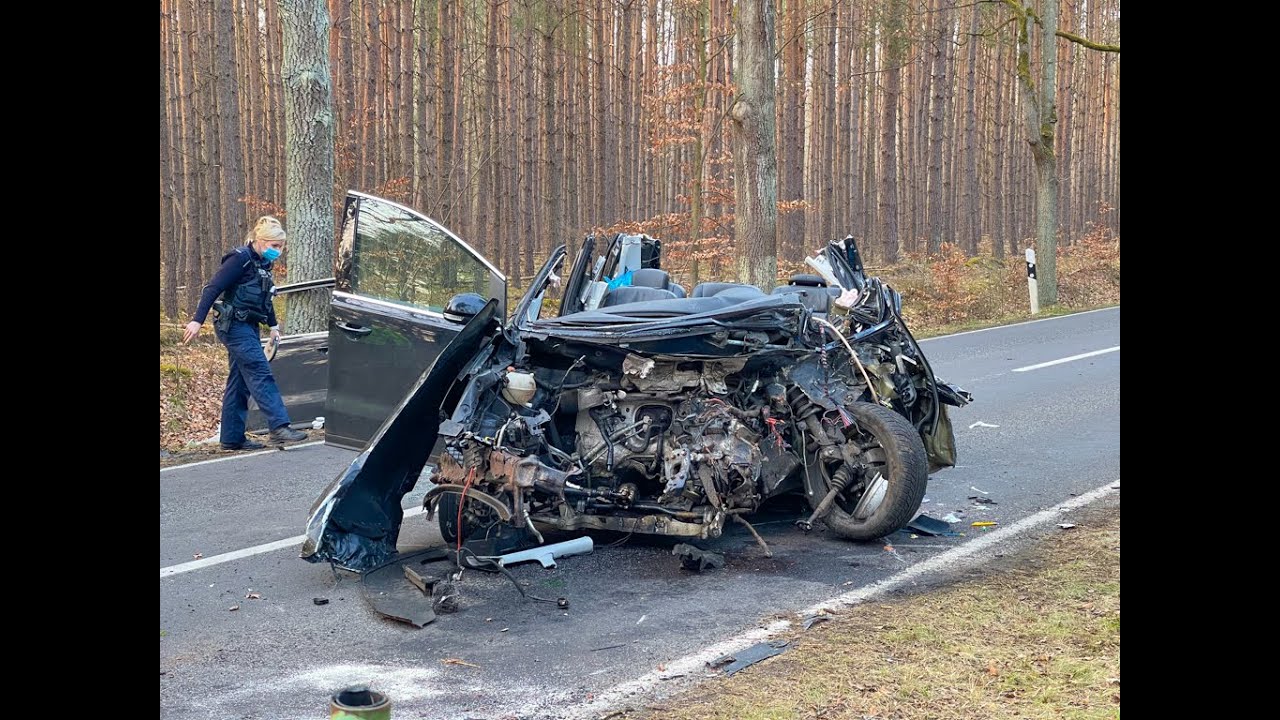 Dramatische Rettungsaktion nach schweren Verkehrsunfall - Person über 1 Stunde schwerst eingeklemmt