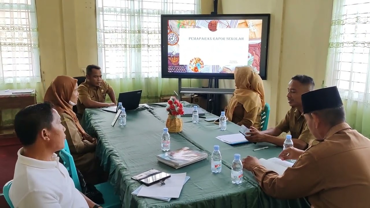 SMAN 1 Kampar Kiri Hilir Bersama Kepsek dan Tim Pengelolaan Kinerja