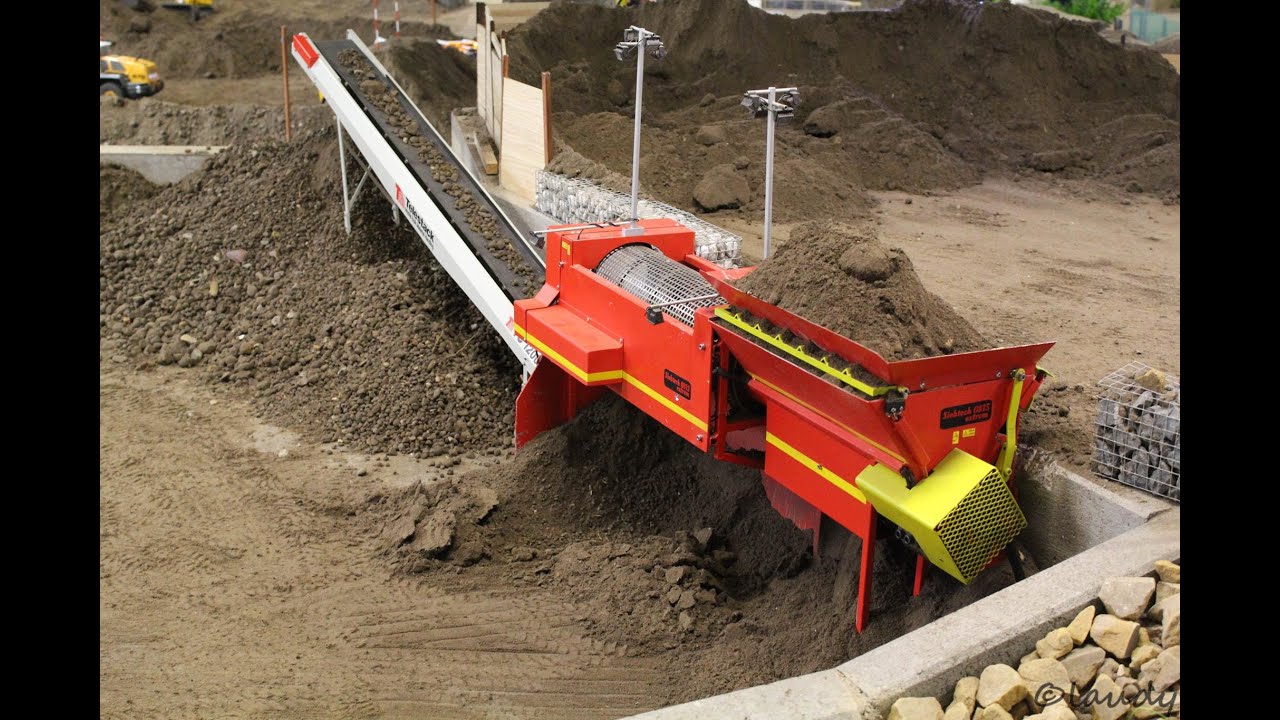 Telestack TC 1200 working at the sieving plant