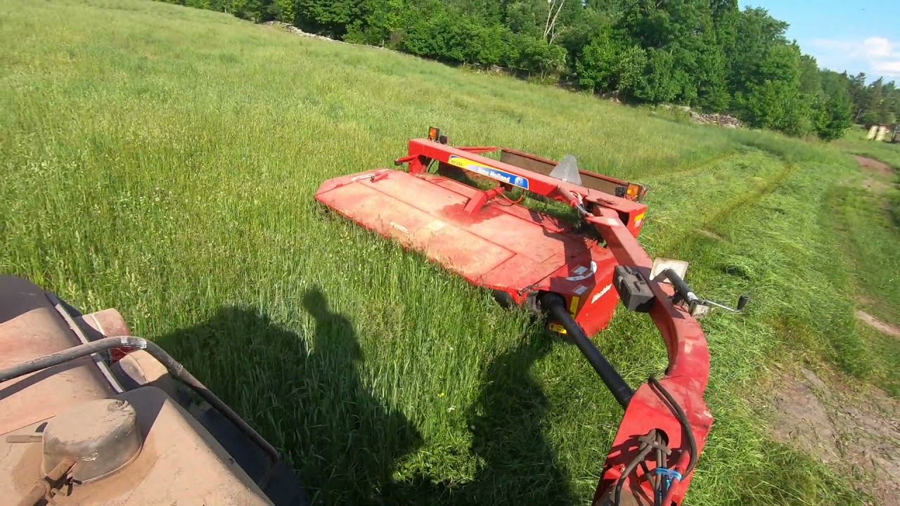 First hay of the season is on the ground | IH 3088 and New Holland H7330 MowMax Discbine