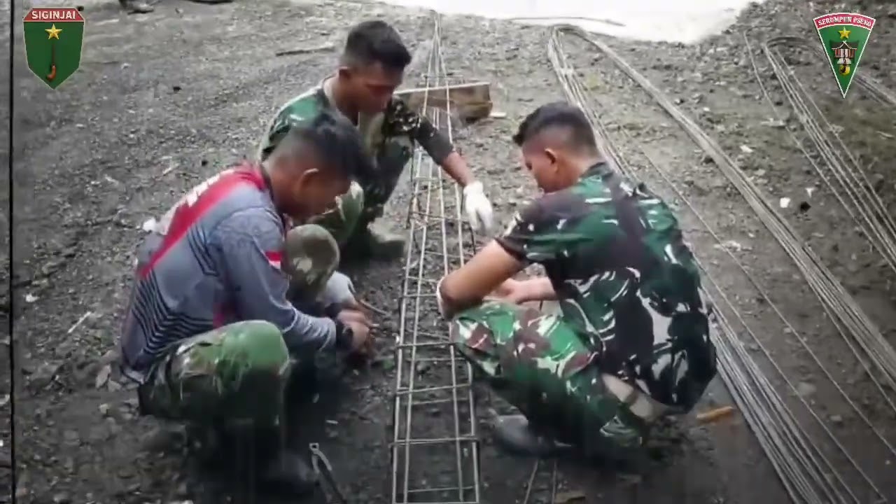 Semangat Pengabdian Prajurit Yonif TP-896/SP Membangun Akses Jembatan Gantung