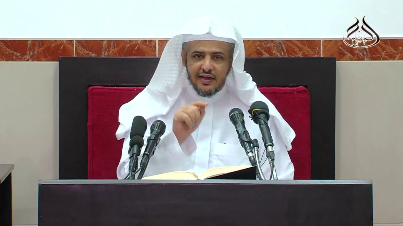 من كان خارج المسجد وقت خطبة الجمعة ويبلغه صوت الخطيب هل يجب عليه الإنصات