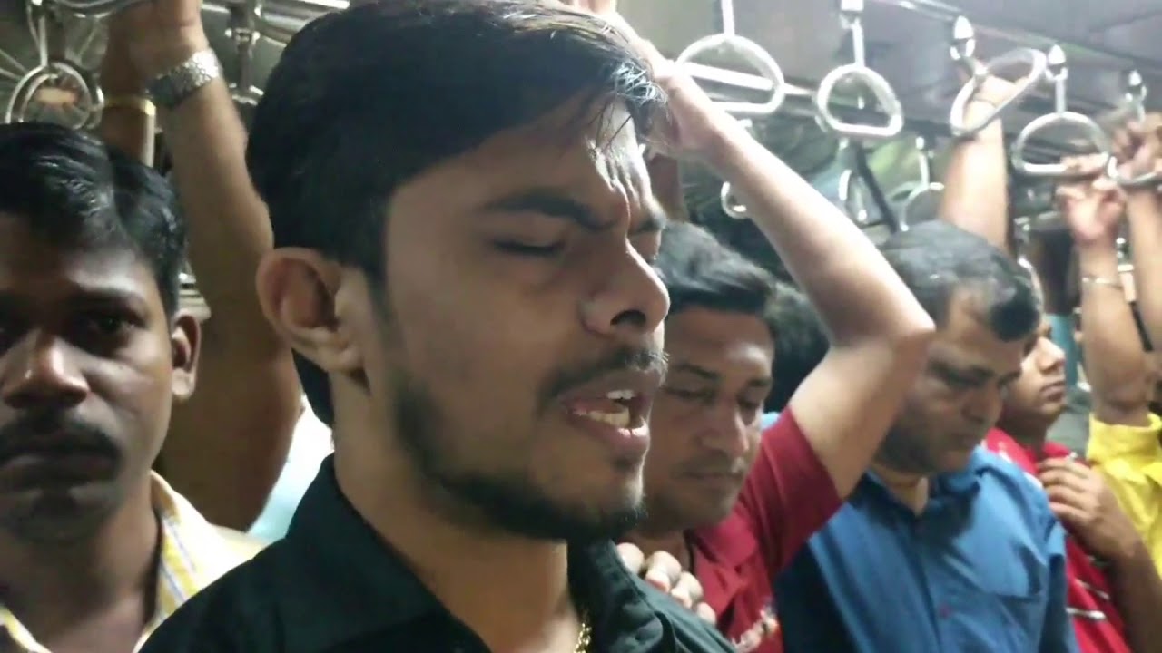 मुंबई लोकल मध्ये गायलेल सुंदर भजन | कानडा राजा पंढरीचा | BHAJAN IN MUMBAI LOCAL TRAIN |
