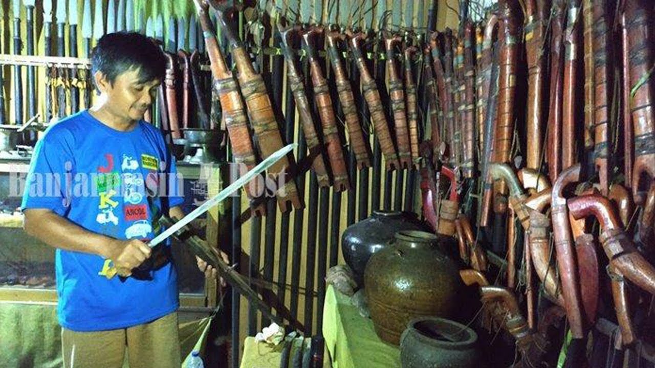 Sarifuddin Jaga Ratusan Benda Pusaka Warisan Keluarga