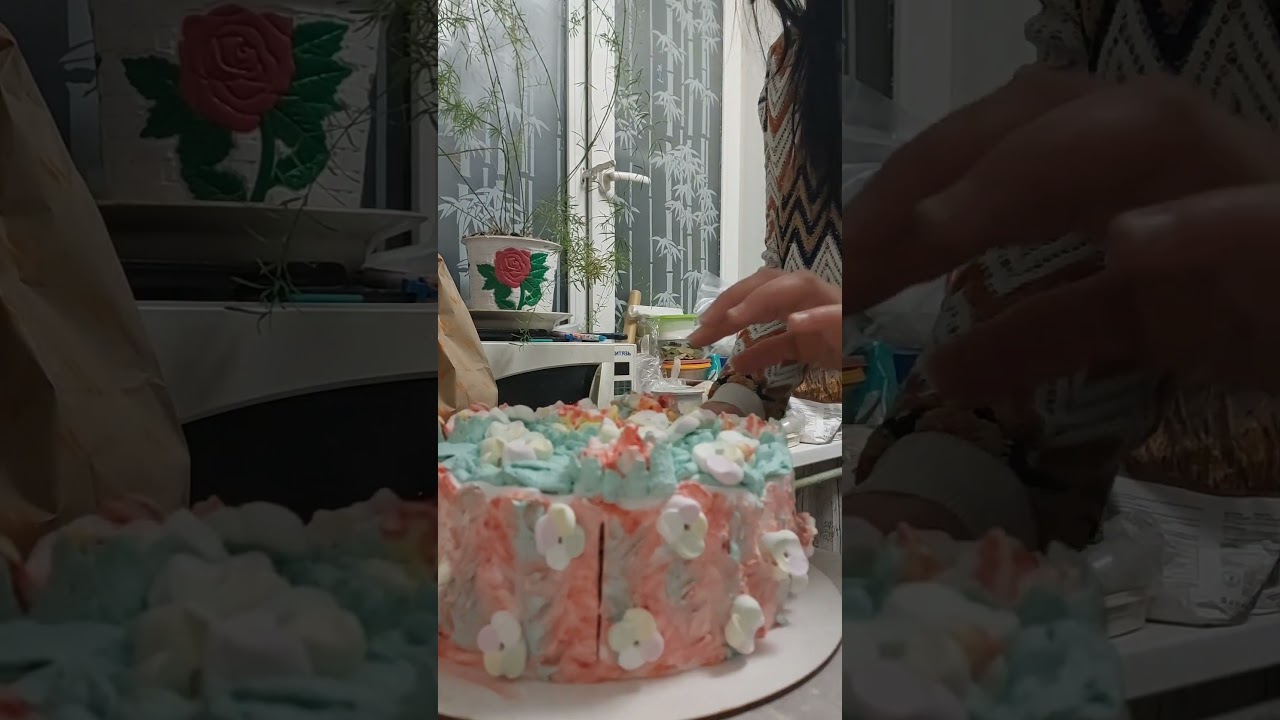 Режу свой пуховый торт🤩