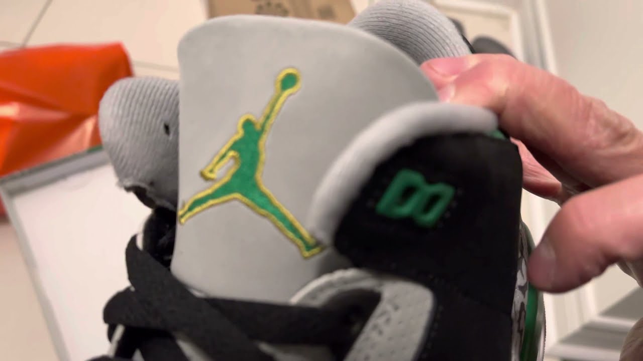 Unboxing: Jordan 3 Celtic or Pine Green from Nike.ca - Nov 5 2021 - white streaks on the toe???