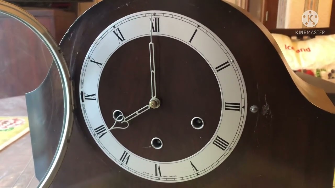A look at a Smiths Westminster chime mantle clock