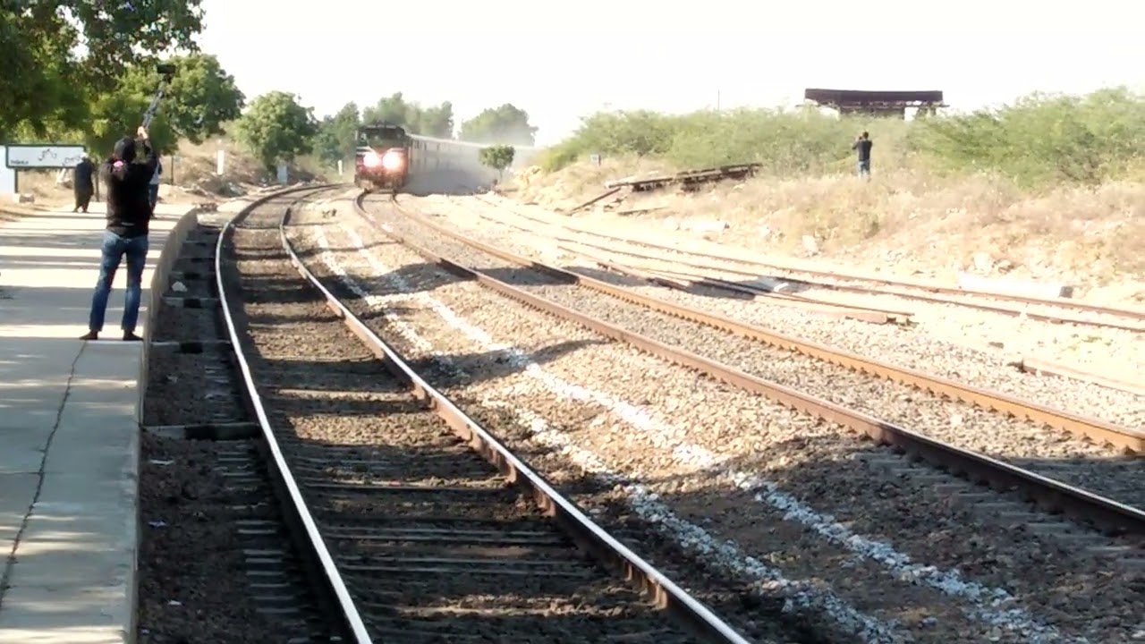 High Speed Pakistan Express | Ditch Lights of GEU-40 Locomotives