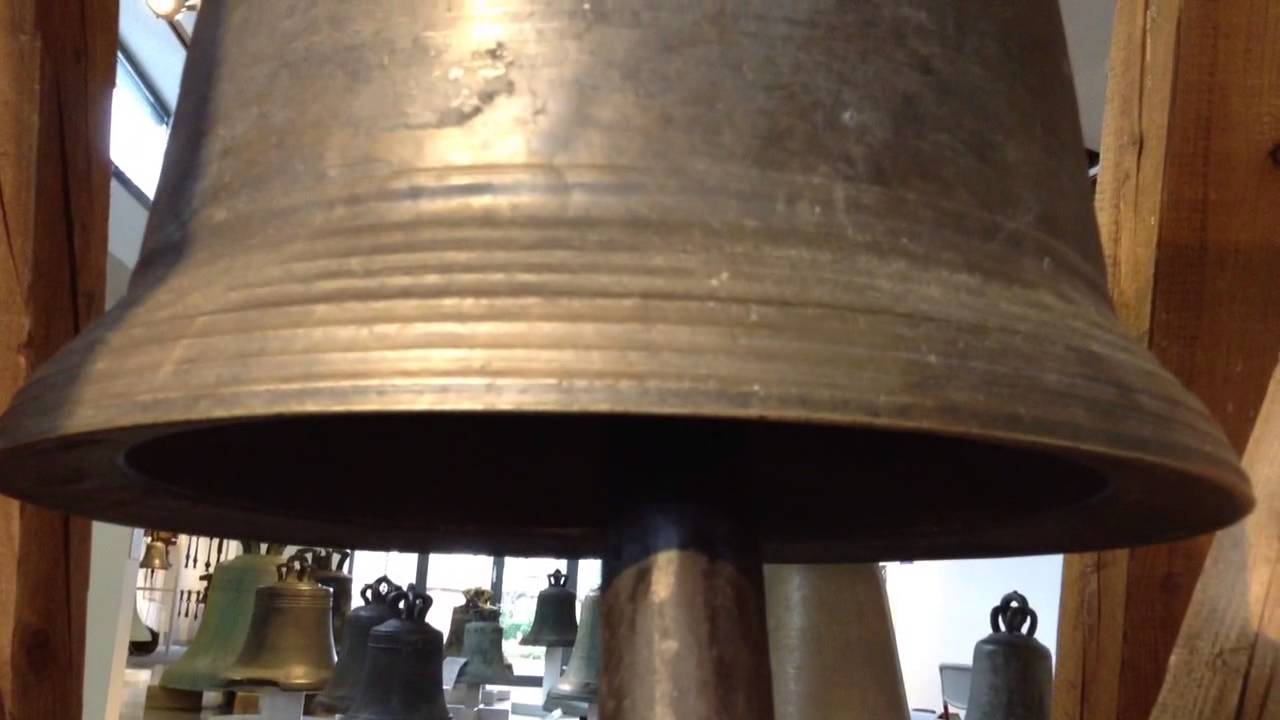 Gescher Glockenmuseum : Anschlagen der Bienenkorbglocken