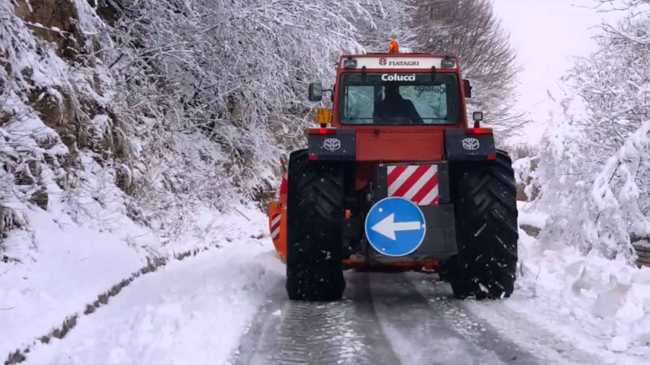 Spazzaneve in azione a macchia da sole