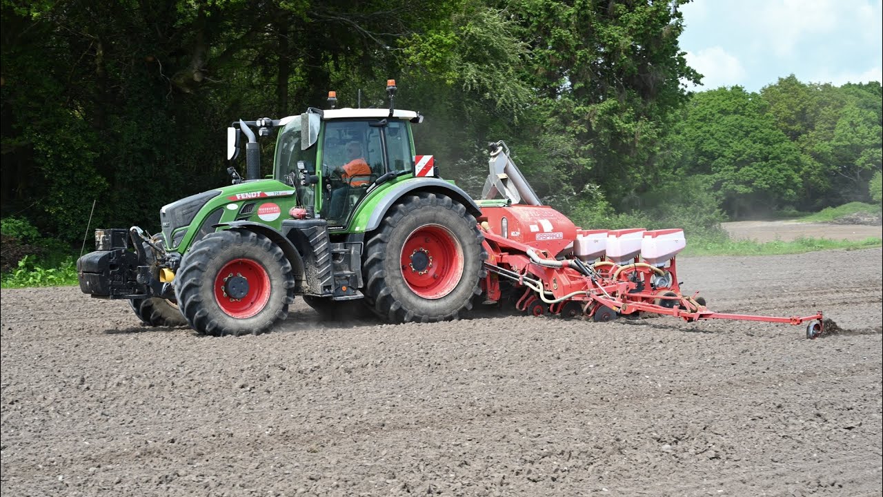Drilling Maize with Fendt 724 & Gaspardo