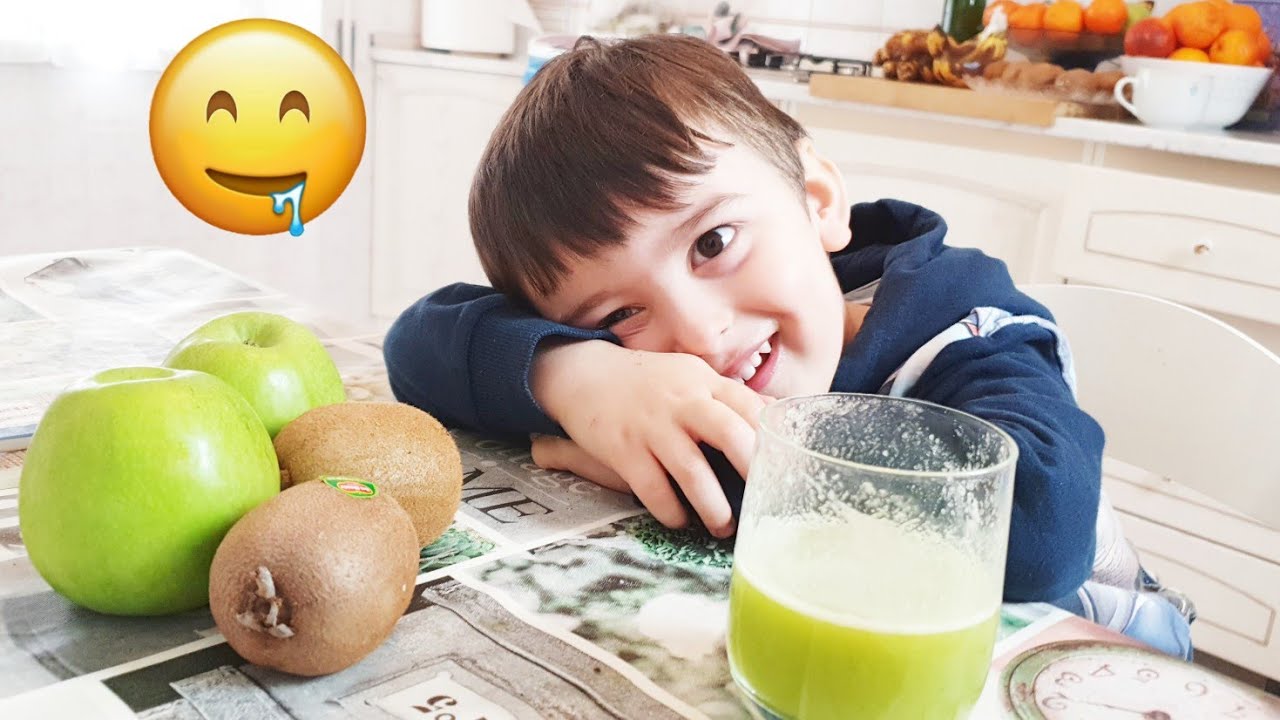 Tanta frutta per merenda: Damiano prepara la centrifuga 🍏🥝