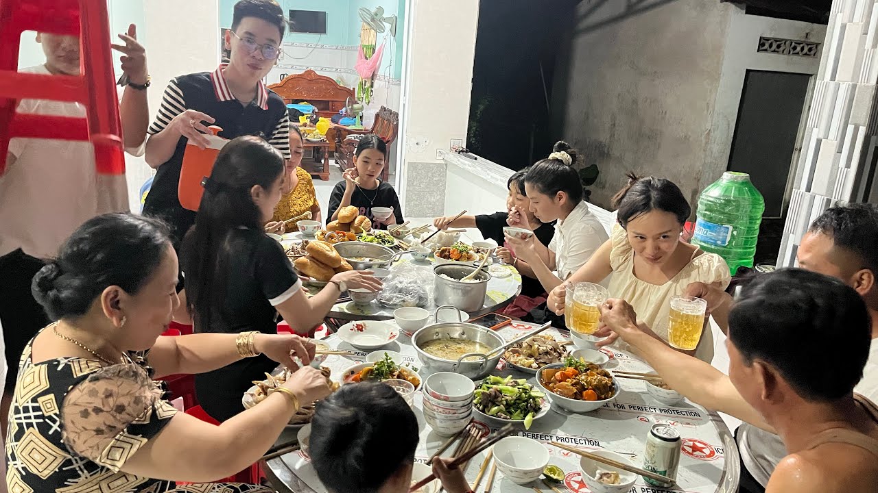 Oanh Về Việt Nam Ba Mẹ Không Còn Nhưng được Anh chị Oanh đón và nấu đồ ăn rất ngon.