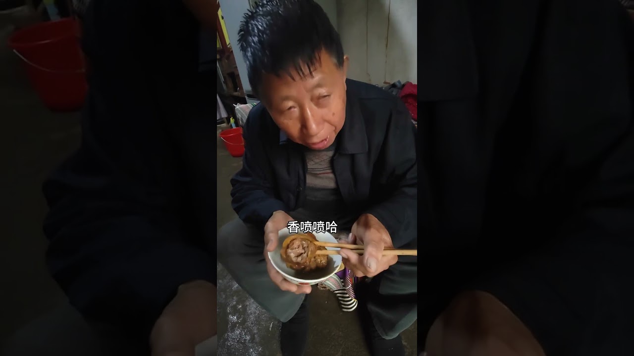 冰箱坏了，冰箱里好多吃的，猪脚又炖了，看老爸吃猪脚味道好极了，反正老爸就是喜欢吃猪脚，估计是年轻的时候苦过来，所有很喜欢吃，吃不厌，先吃苦后享福，现在吃的东西女儿会买回来他来不及吃，所以我给买了一个