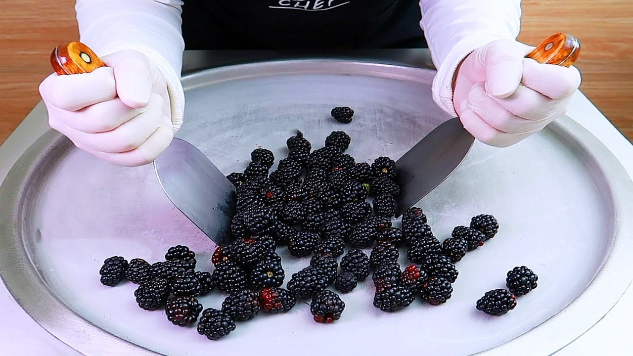 Blackberries ice cream rolls street food - ايس كريم رول توت العليق الأسود