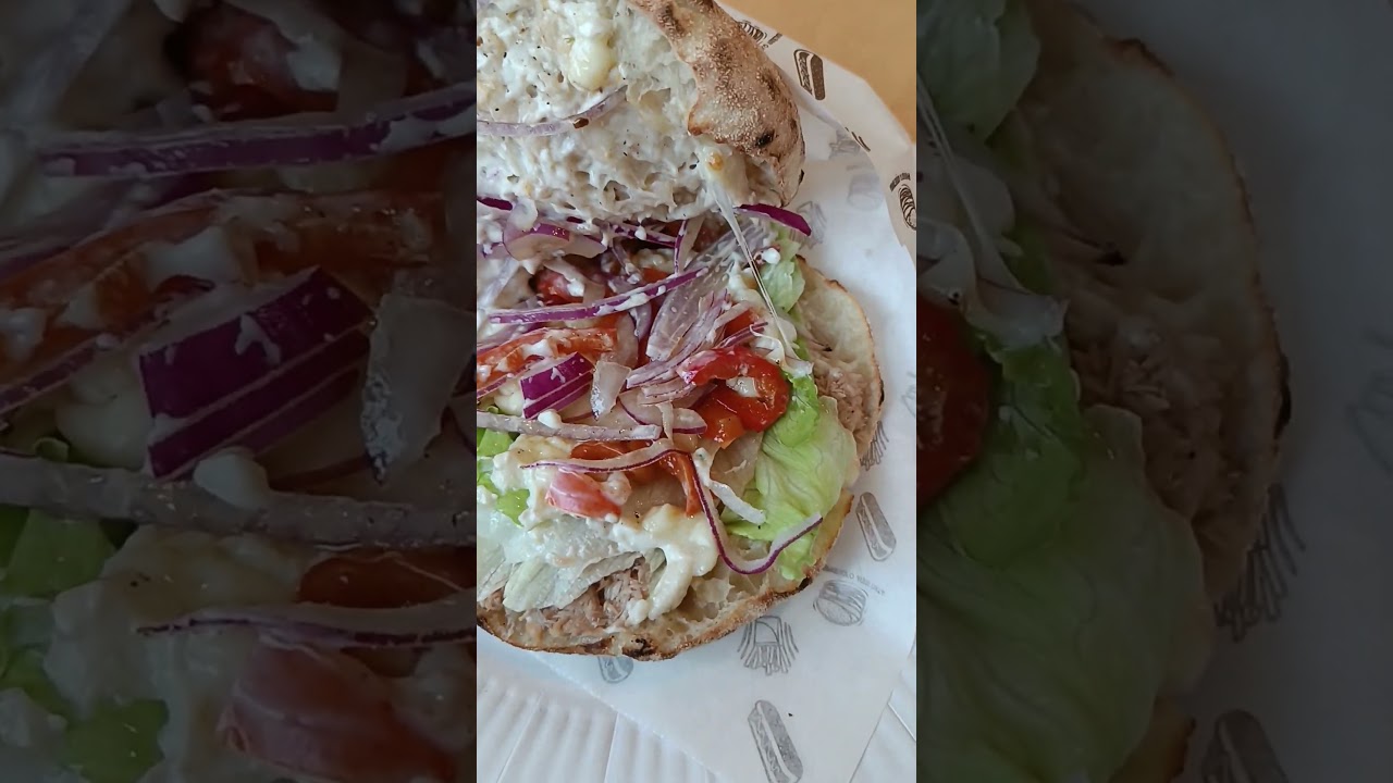 MSK 20241012 Панини с тунцом с овощами в соусе цезарь в кафе Crosby