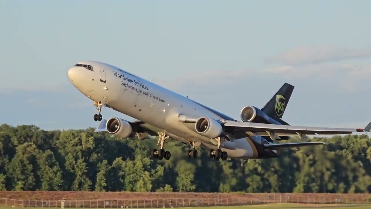 UPS MD-11 departing KPDX