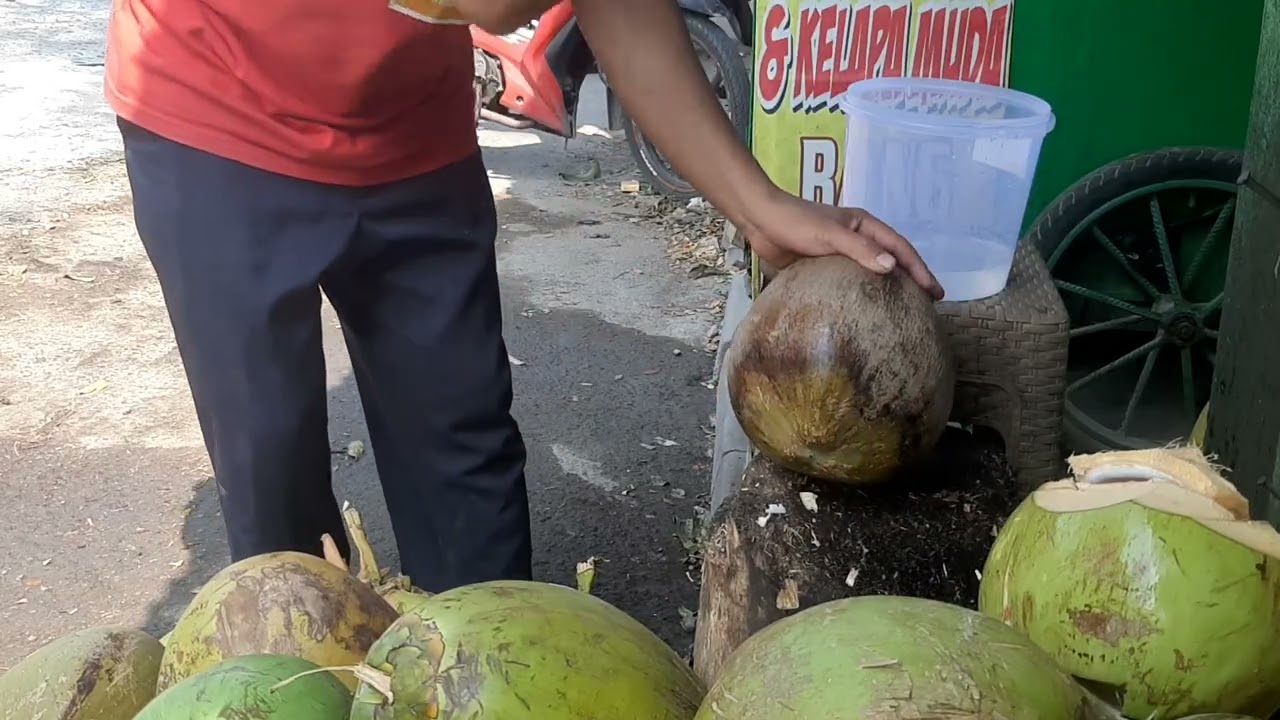 Skills in choocing young coconut @muhidinkodon4975 #coconut #viralvideo #cuttingskills #youtube