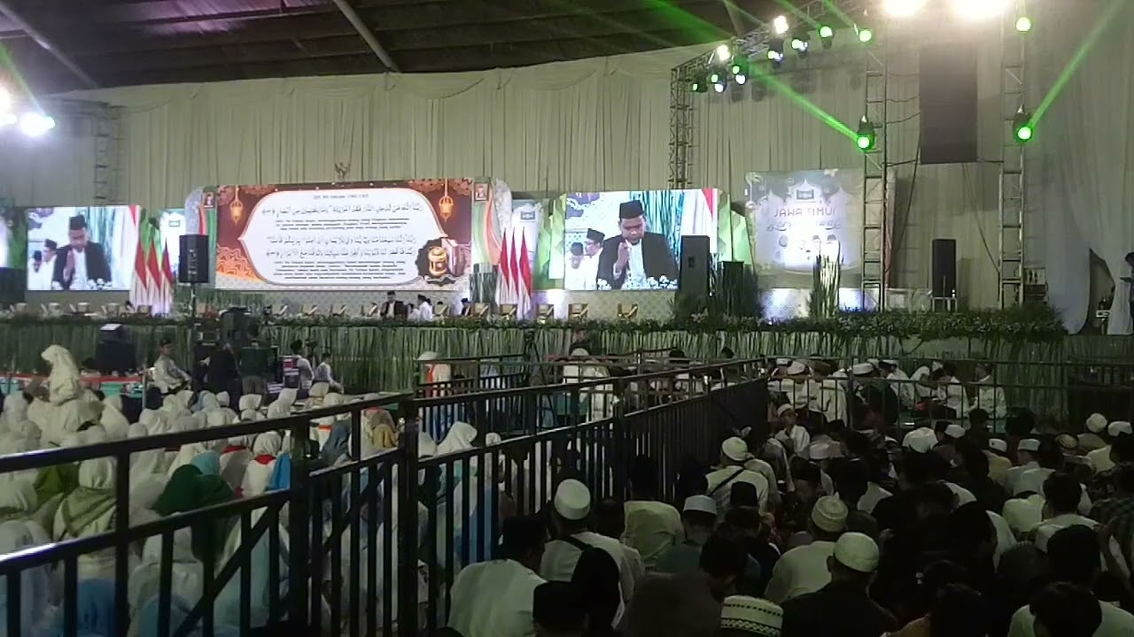 Surabaya bersholawat di Jatim Expo dalam rangka Jawa Timur bershalawat ke-2  bersama Habib Syech