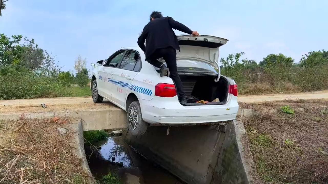 When reversing, the two rear wheels accidentally fell off the road. See how he saved himself.