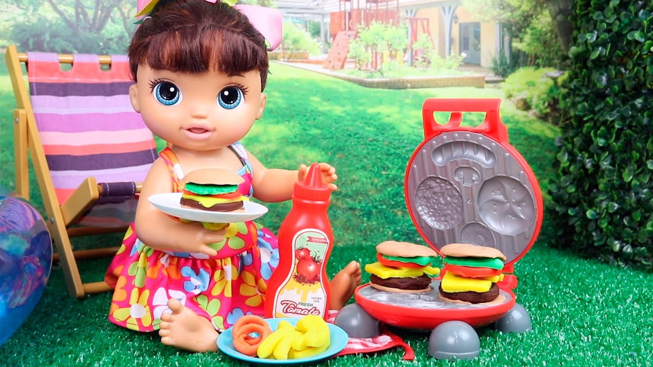 BABY ALIVE DUDA FAZ HAMBÚRGUER PARA O LANCHE!