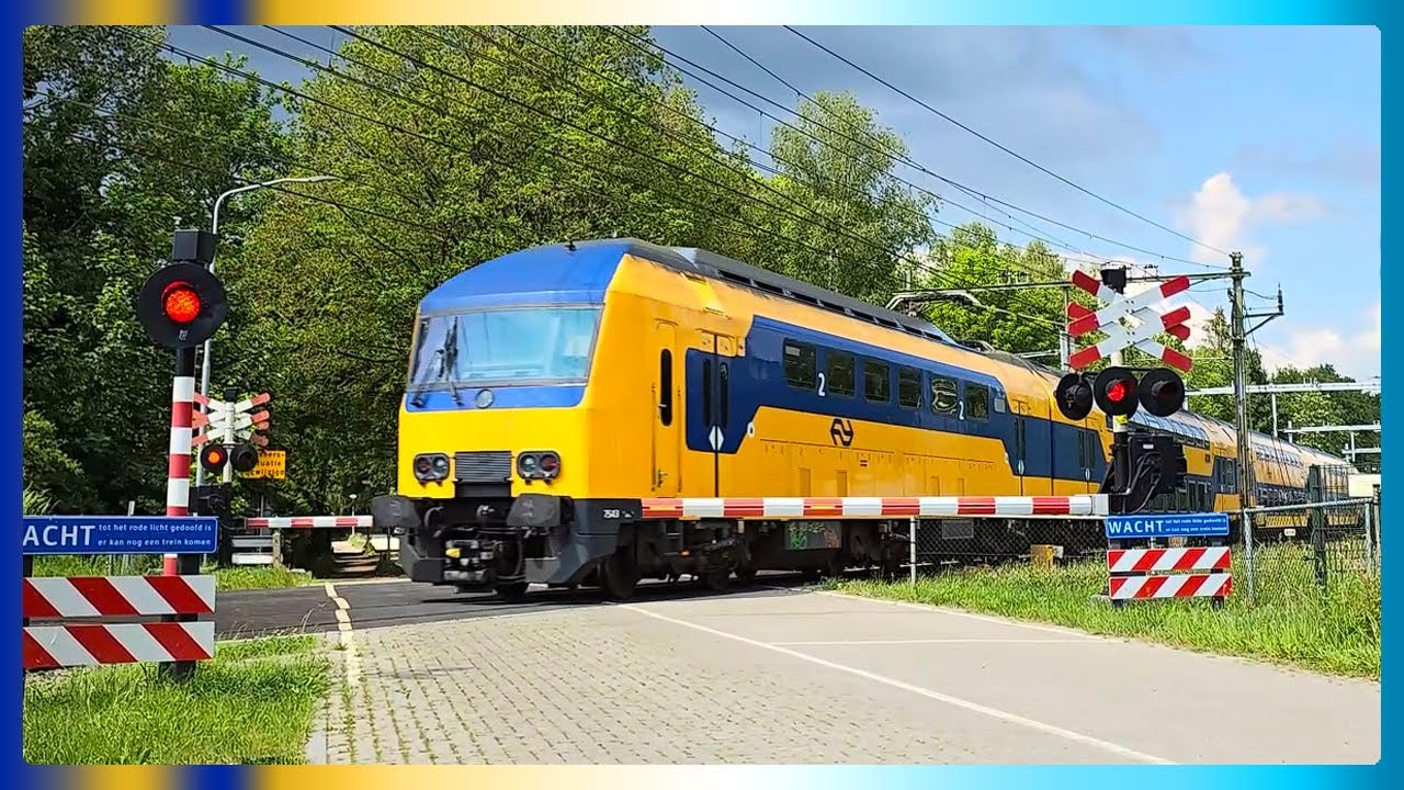 🚈 Treinen en spoorwegovergangen compilatie 3 // Trains and railroad crossings