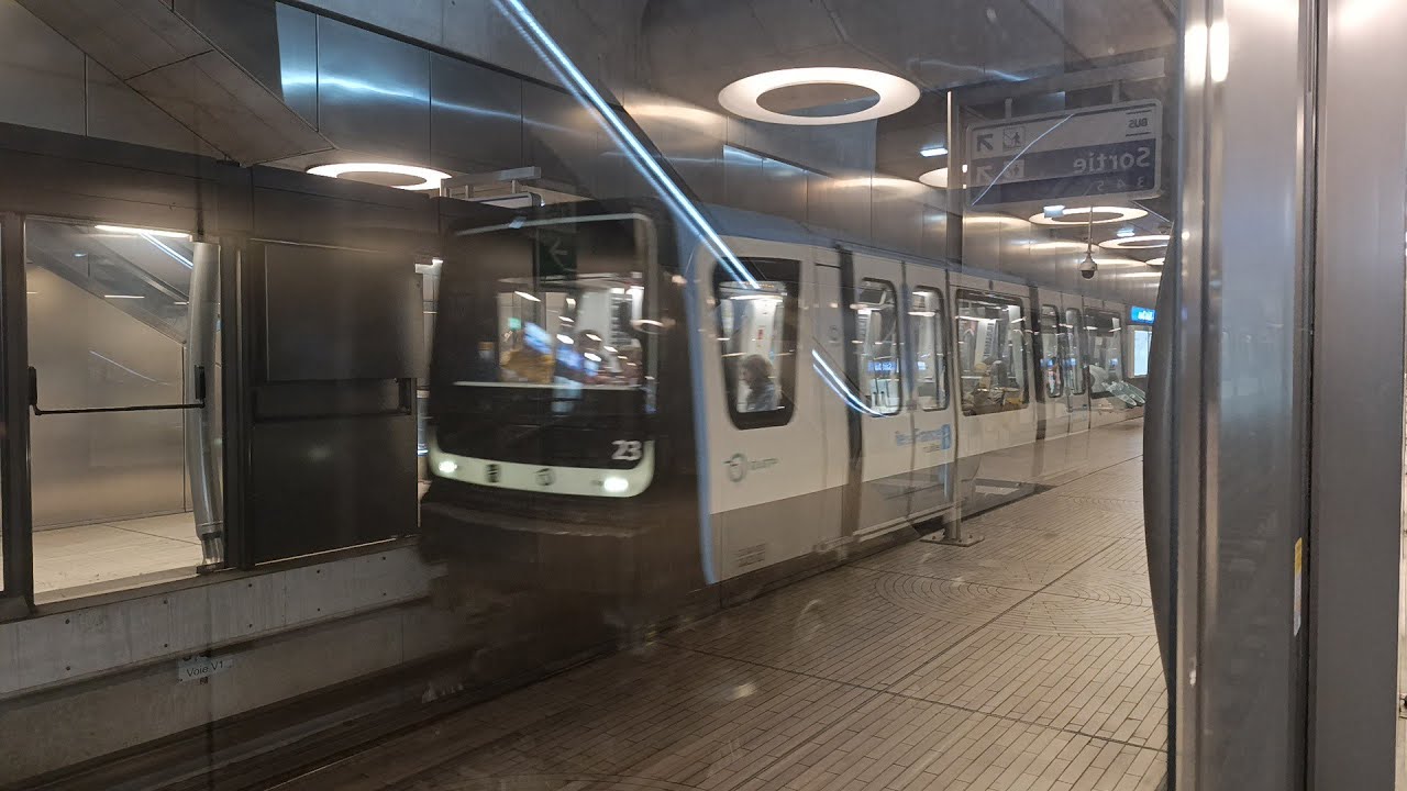 Arrivées et départs de MP14 à St Ouen sur la ligne 14 du métro parisien