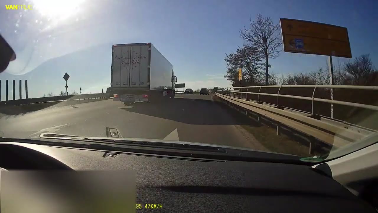 Der klaut dem LKW den vorrang.1187