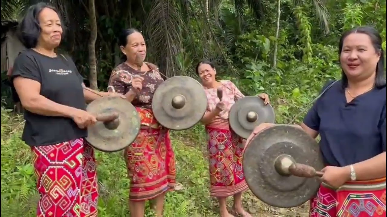 Tradisi Ritual Adat Suku Dayak Iban Kalimantan Memberi Mandi Pertama Kali Anak KEcil/Bayi Di Sungai