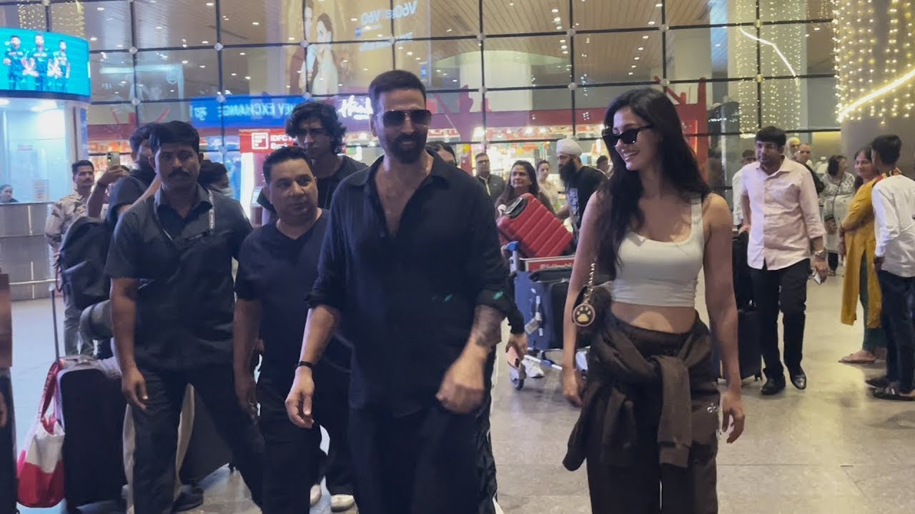 Akshay Kumar & Disha Patani Spotted At Airport Retuns Mumbai