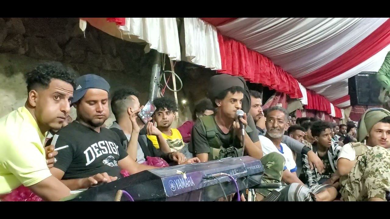 طلب المشاركة فسخِروا منه وعندما سمحوا له بالغناء فأذهلهم بصوته الجميل جلسه صنعاني تعز عرس معتز عدنان