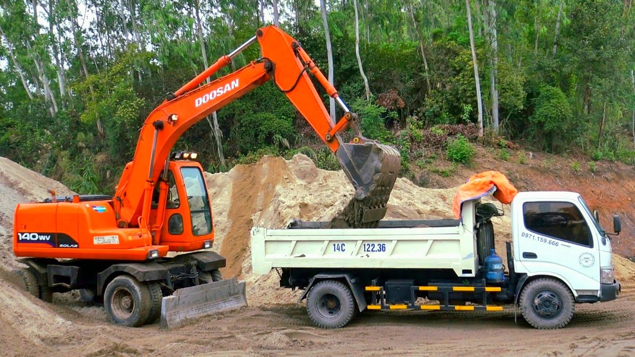 M&aacute;y X&uacute;c DOOSAN SOLAR 140WV M&uacute;c Đất, Xe &Ocirc; T&ocirc; Tải Ben Chở V&agrave; Đổ Đất Đ&aacute; | Excavator Truck | TienTube TV