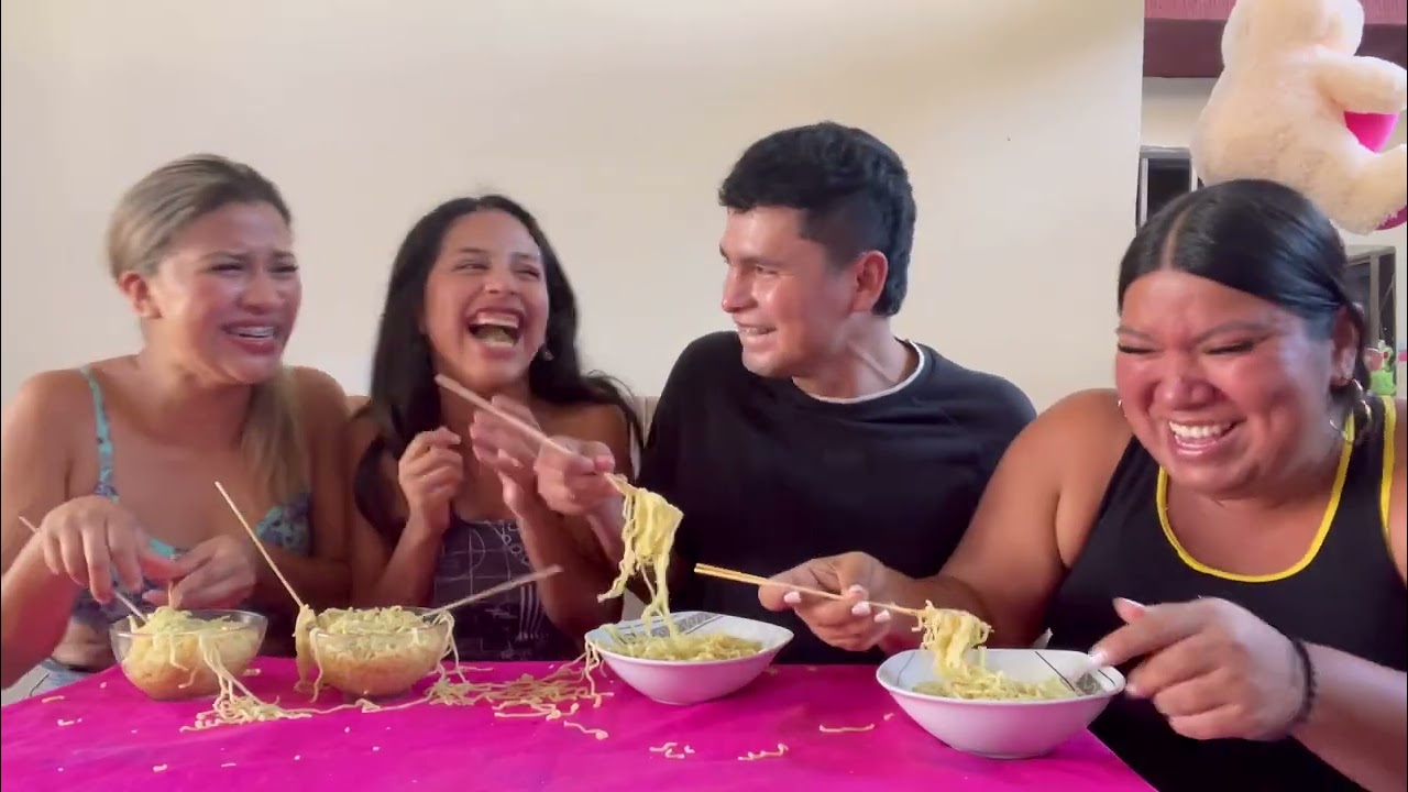 Comiendo como los chinos😂 (el que se ría pierde)