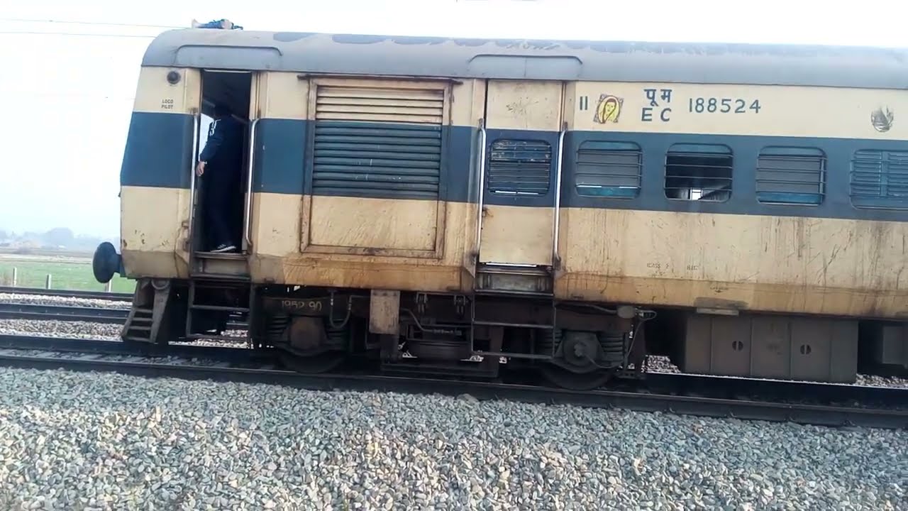 13344 Vanarasi Intercity  Memu Express ( SKTN - BSB ) departing from Pasahi Kalan Railway station.