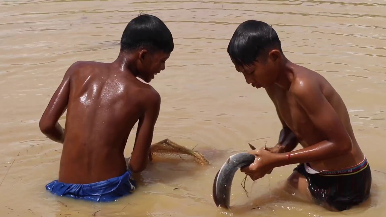Awesome Khmer Real Life Fishing - How To Fishing By Throw Cast Net AND Treab | Cambo Trap Fishing
