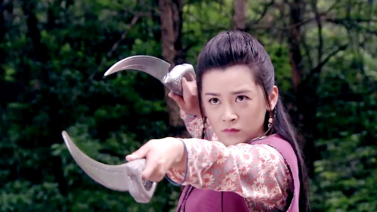 Женщина-гангстер с двумя мечами сражается с японским убийцей, это очень захватывающе.