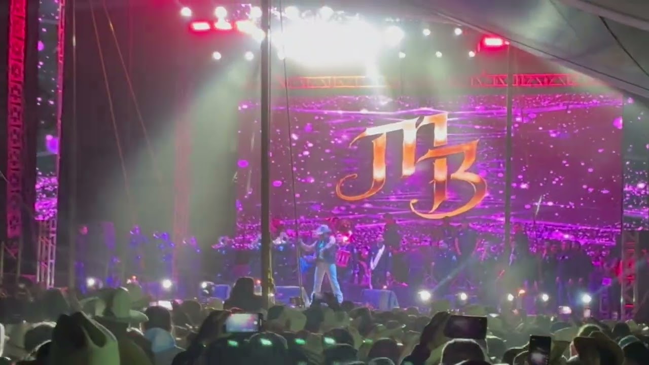 Moy Bobadilla COMO ME HACES FALTA en vivo Felipe Neri Morelos @Moybobadillaofi 