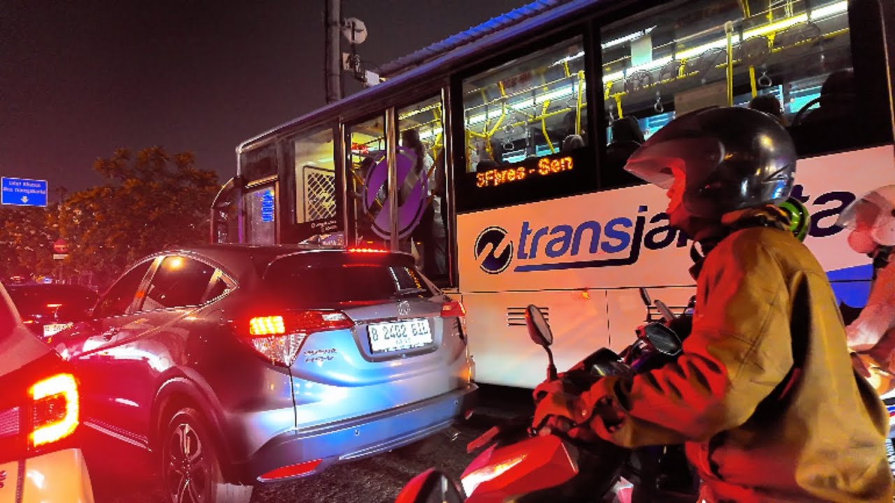 Night Atmosphere of Jakarta along Petamburan, Semanggi Flyovers, Packed with Vehicles 24 hours || 4K