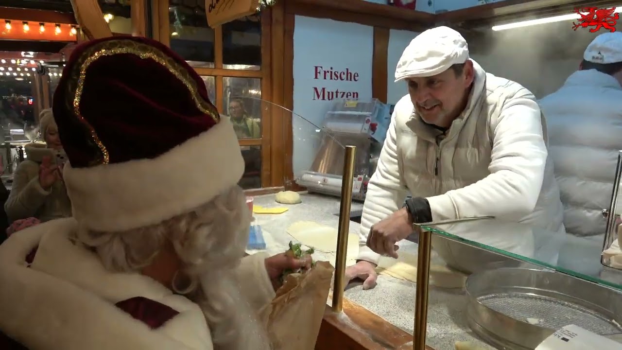 24.11.2025 Der Weihnachtsmann und die Märchentante bringen das Licht zum Rostocker Weihnachtsmarkt.