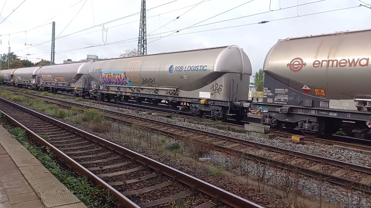 RheinCargo BR 192 032-1 mit Staubsilo Wagen Durchf&auml;hrt Bahnhof Magdeburg-Neustadt am 10.10.2023