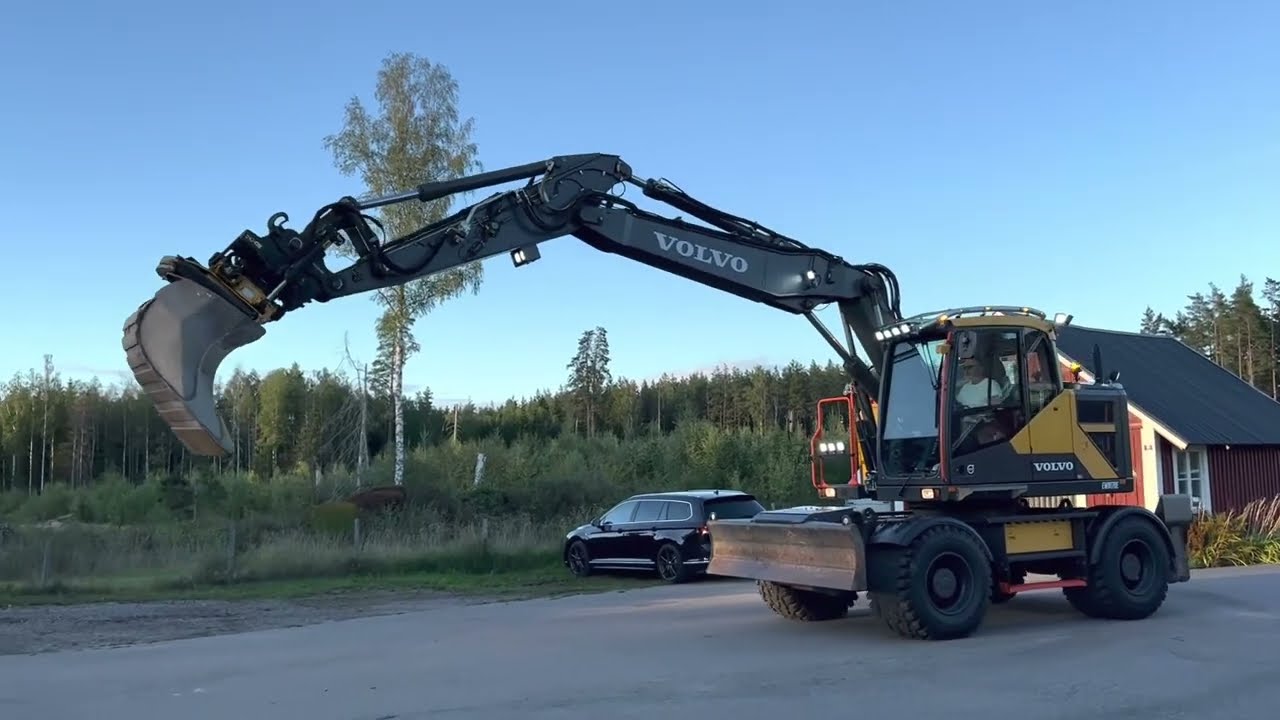 Köp - Hjulgrävare Volvo EWR170E med Vagn + 12 Redskap