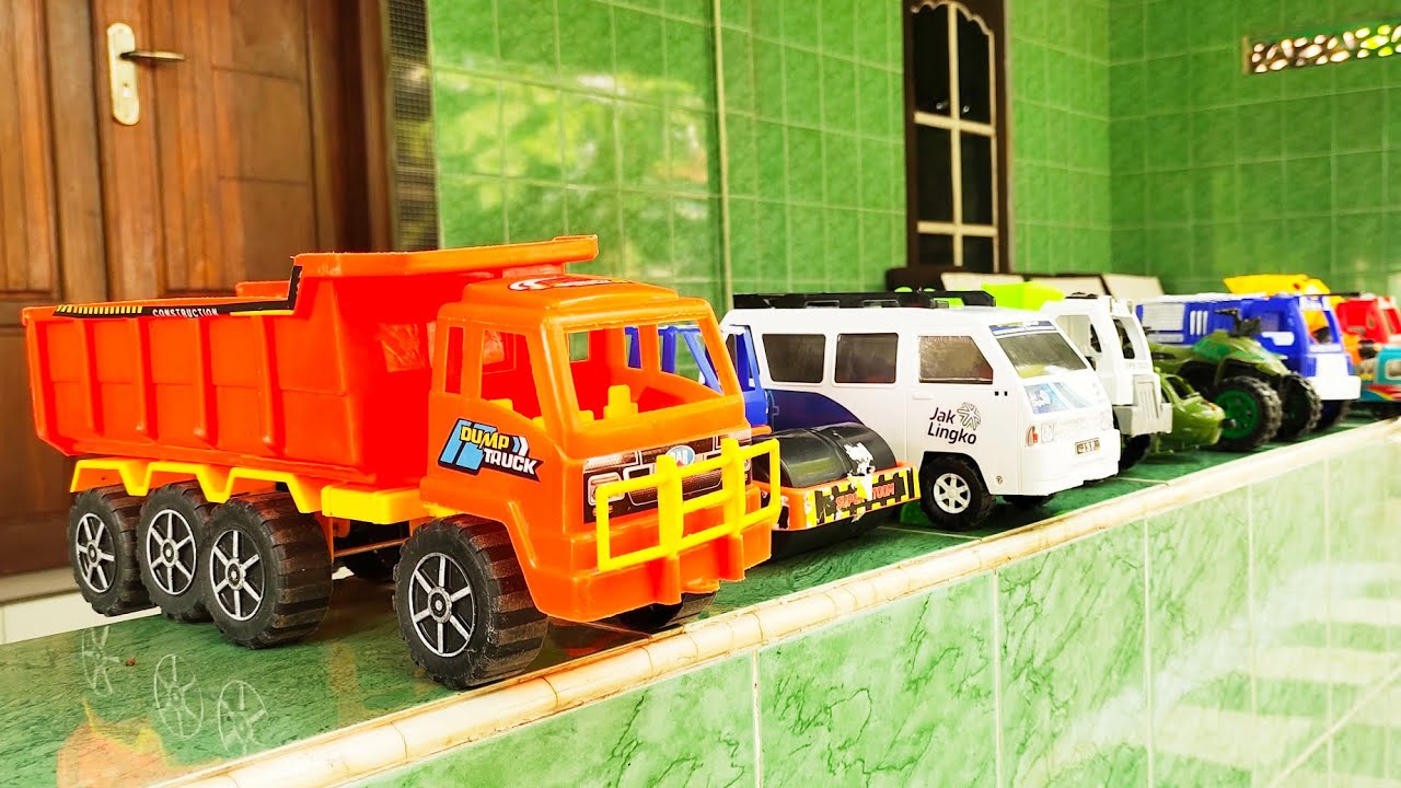 WADIDAU ! Mencari Mainan Mobil-Mobilan Truk, Slender, Mobil Angkot, Truk Sampah, Helikopter