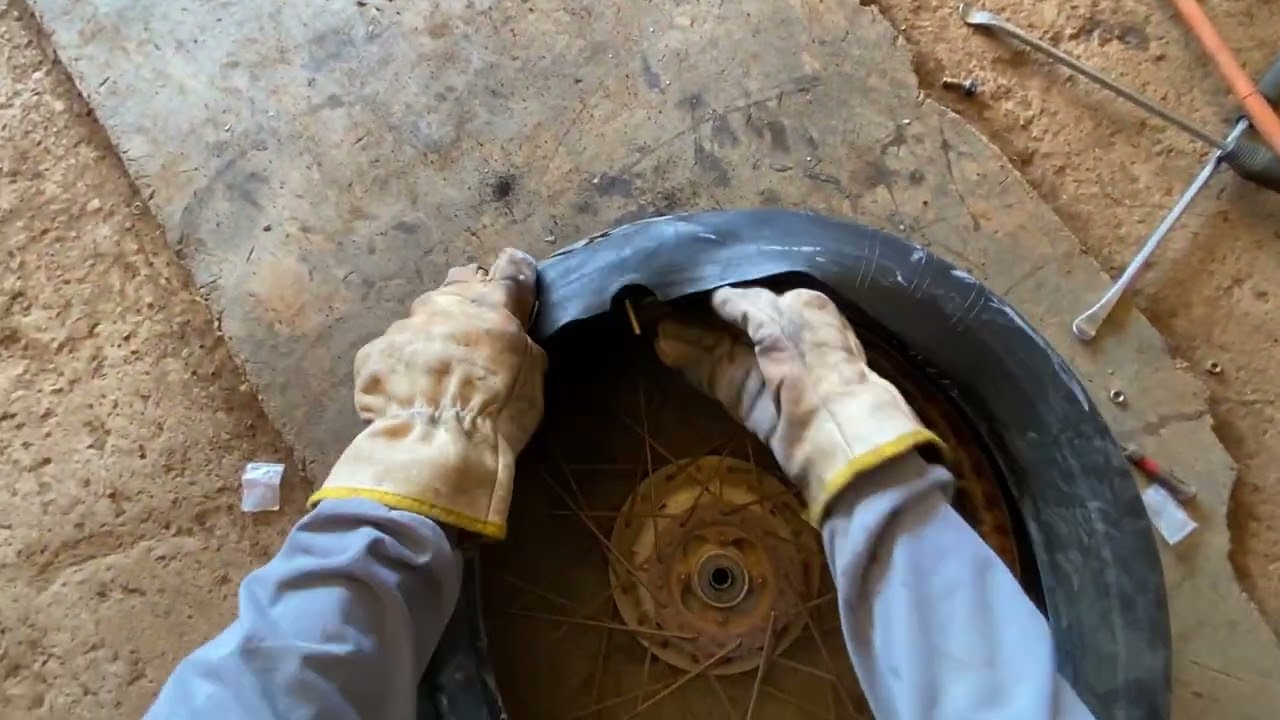 TROCA DE CÂMARA DE AR DE MOTO 