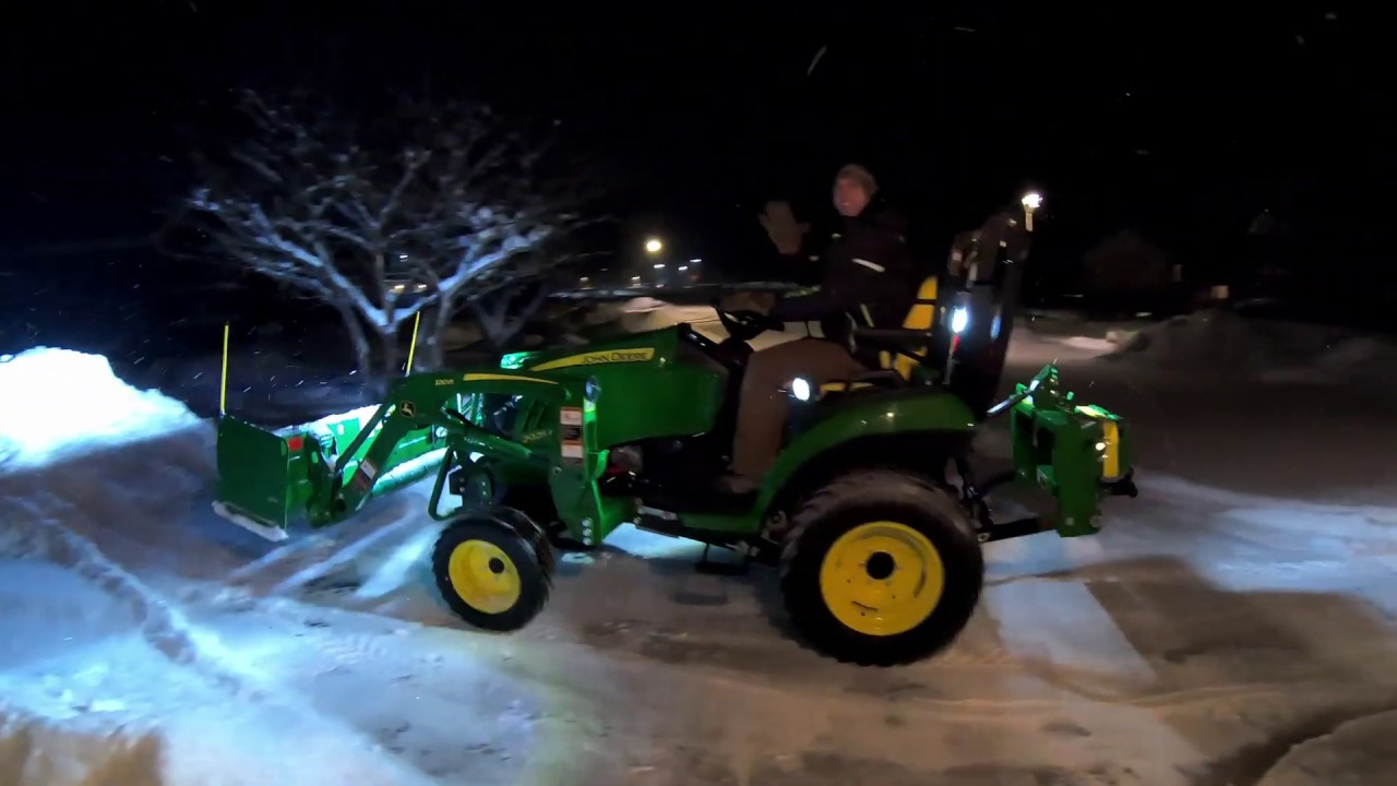 John Deere 2018 2025r Plowing Snow with snow pusher