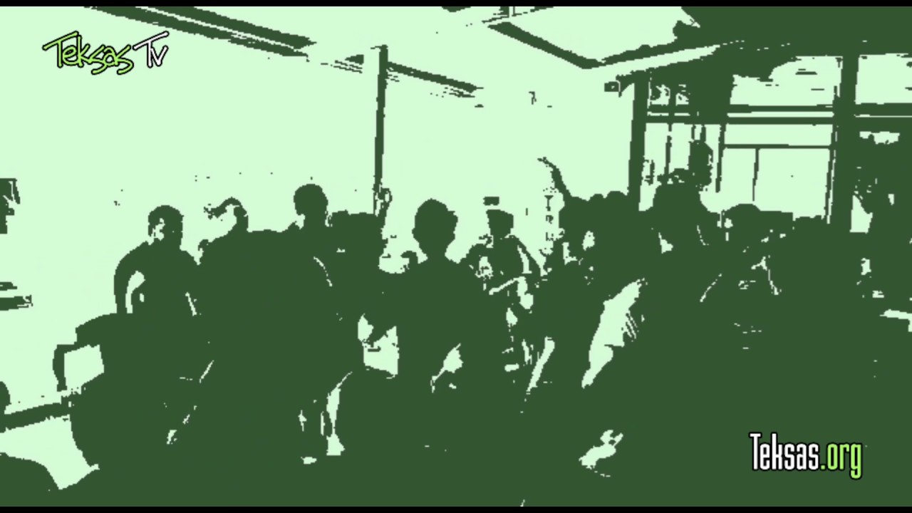 Babamın omzunda gelmiştim yanına,
aşık olmuştum ben sana Atatürk Stadı'nda!