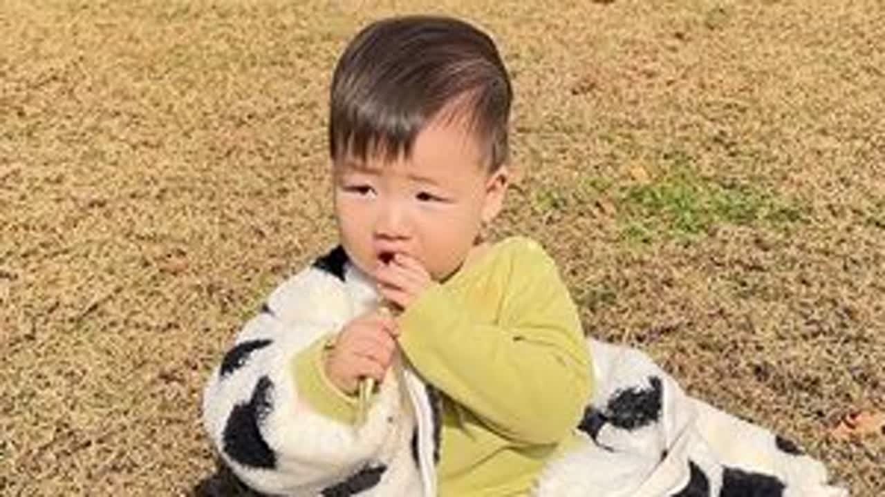 九月龄幼崽每天睡到10点多，感觉一上午没干啥就过去了，是不是要调整一下作息呢😔，这样上午可以多玩一会儿，可以带他到公园晒晒太阳，工作日的公园里带娃的大部分都是爷爷奶奶#人类幼崽 #带娃日常 #...