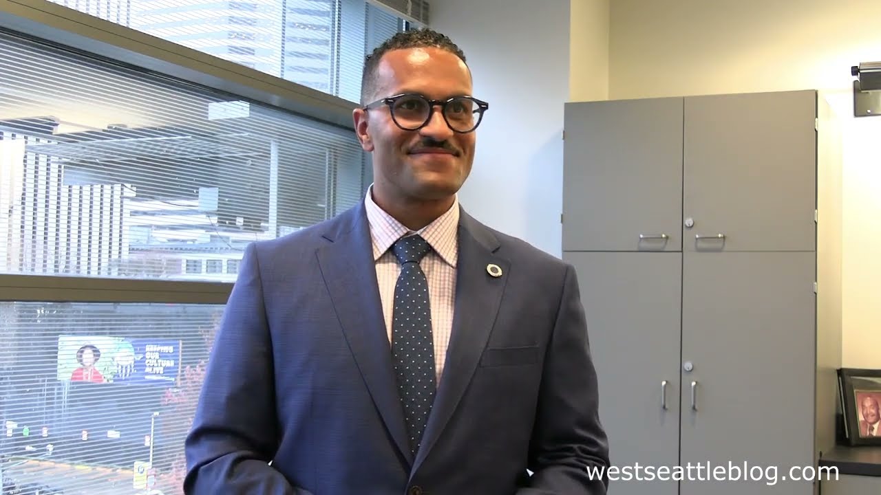 Councilmember Rob Saka talks with WSB