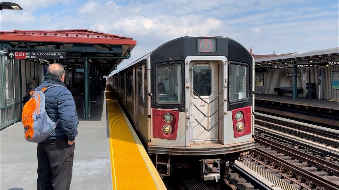 7 Train Action at 82 St-Jackson Heights (after renovations)