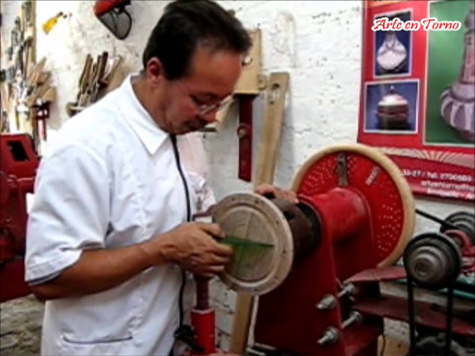 Perforando en el torno 3/3 - Arte en Torno