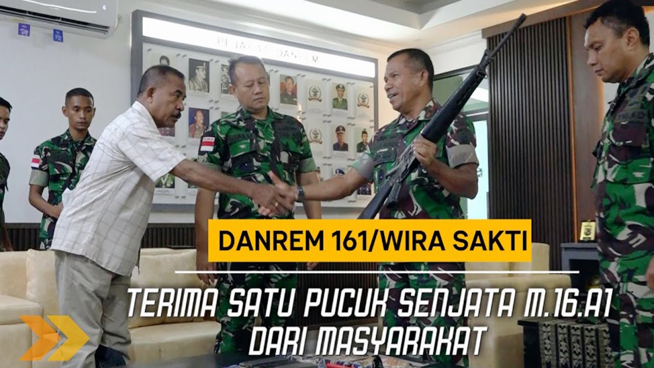 Danrem 161/Wira Sakti Terima Satu Pucuk Senjata M.16.A1 Dari Masyarakat